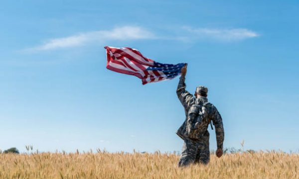 Soldado americano lleva bandera