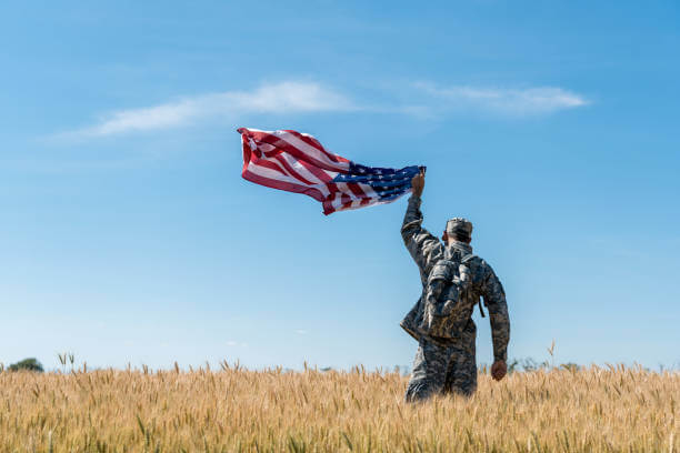 Soldado americano lleva bandera